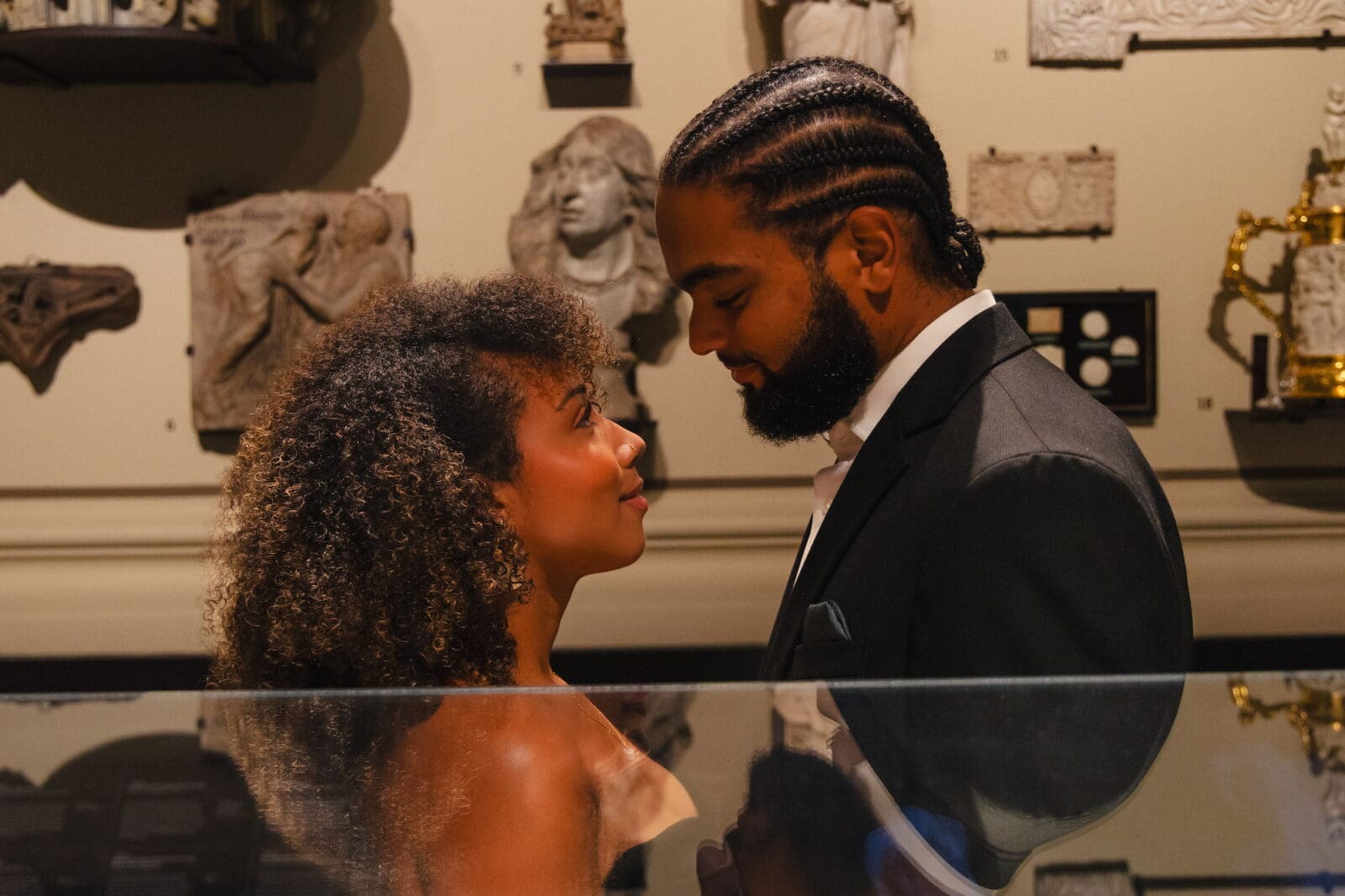 Couple enjoying each others company in one of the gallery rooms in the V&A museum